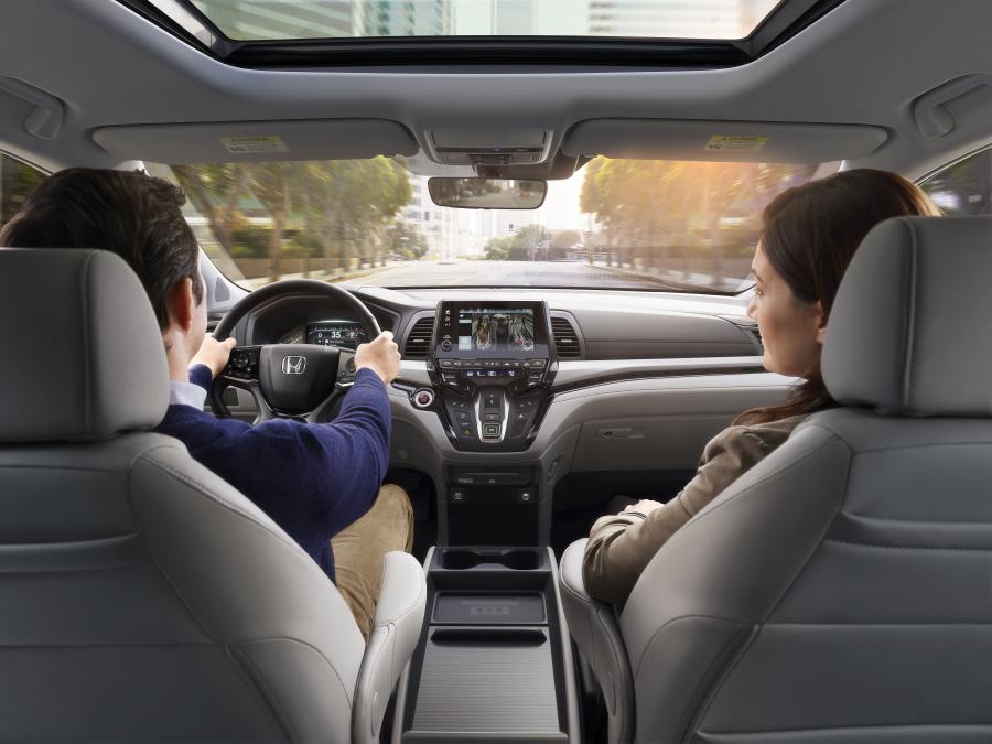 Интерьер Honda Odyssey 2017 года  (фото 40 из 160)